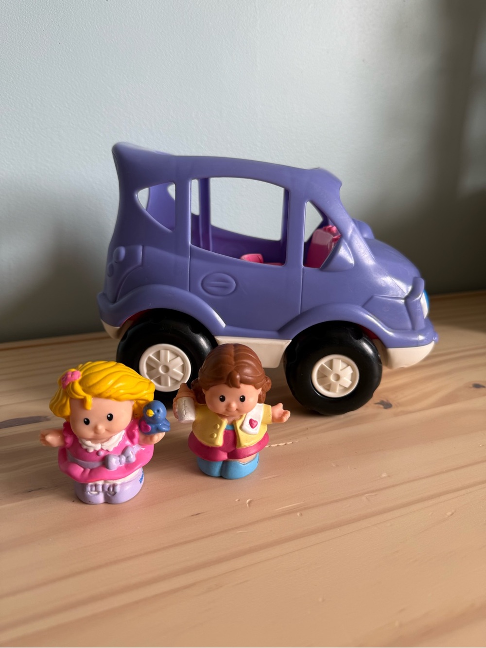 Fisher-Price 2005 Lil’ Mover Musical SUV & 2001/2002 Little People Figurines